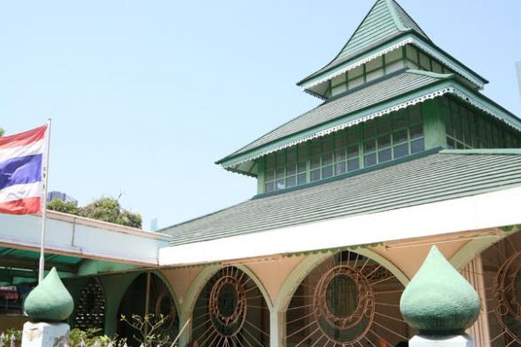 Masjid Jawa atau Jawa Mosque di Jalan Soi Charoen Rat 1 Yaek 9, Sathorn, Bangkok, Thailand, Sabtu (11/2/2017). Masjid berarsitektur Jawa yang berdiri sejak 108 tahun lalu. Masjid ini dibangun oleh H Muhammad Saleh, mertua dari KH Ahmad Dahlan, pendiri Muhammadiyah.