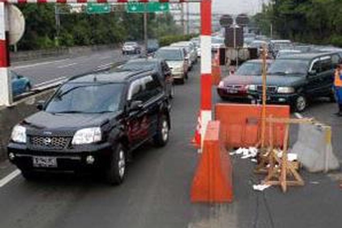 Kemacetan terlihat di ruas jalan layang tol Jembatan Tiga, Jakarta Utara dari arah Bandara Soekarno-Hatta menuju Tajung Priuk akibat penyempitan jalan, Selasa (8/4). Penyempitan jalan terjadi karena di ruas jalan tersebut dilakukan proyek perbaikan jalan akibat kerusakan yang disebabkan oleh peristiwa kebakaran di kolong jembatan tol tersebut. 