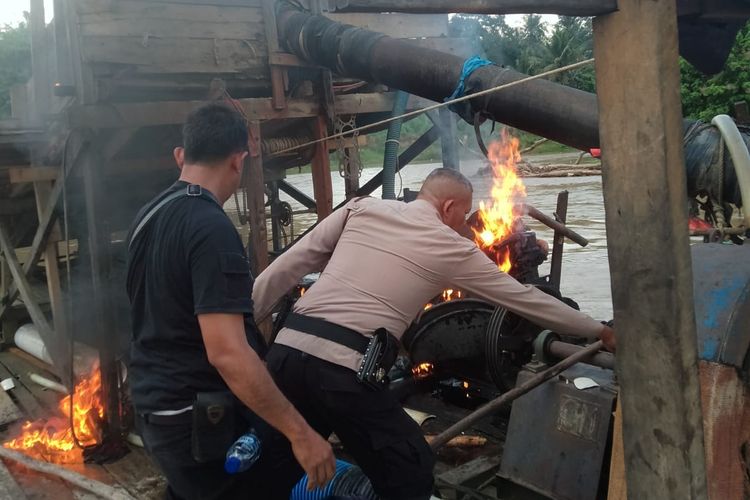 Petugas kepolisian memusnahkan rakit tambang emas ilegal di aliran Sungai Batang Kuantan, Kecamatan Kuantan Mudik, Kabupaten Kuantan Singingi, Riau, Senin (6/11/2023).
