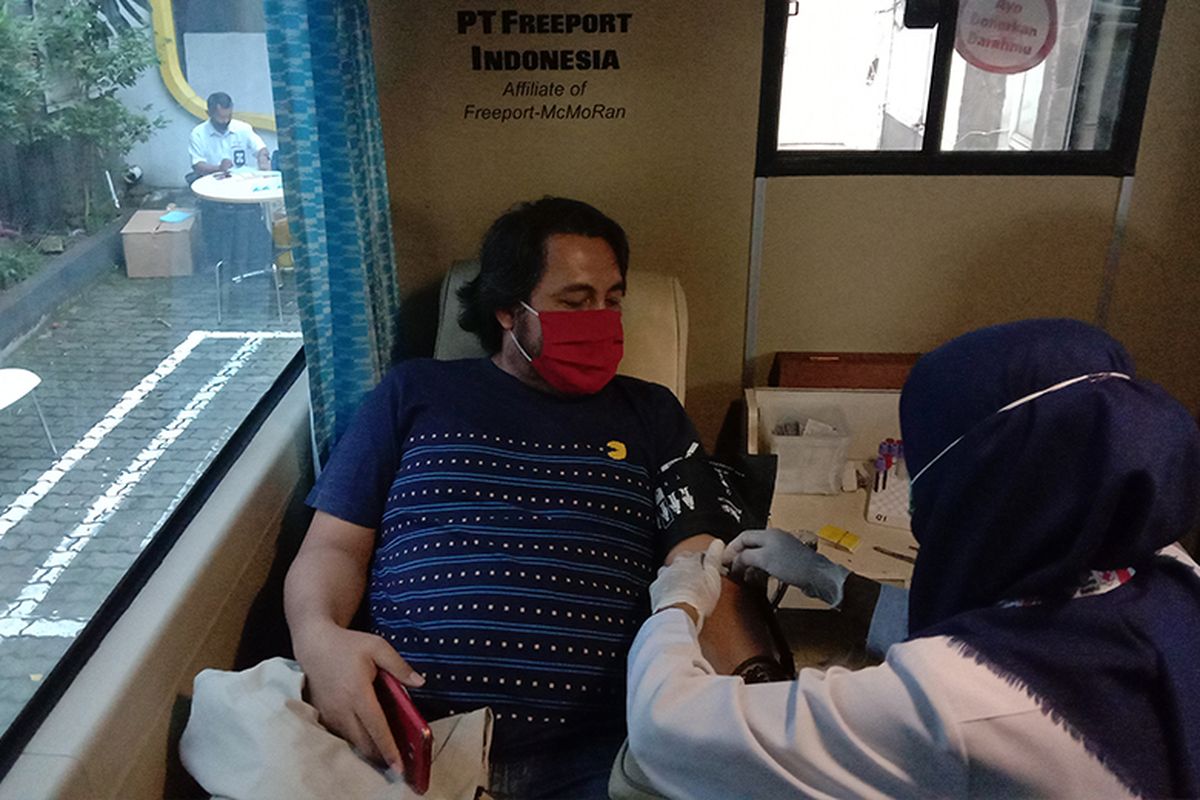 Pendonor yang sedang melakukan donor darah