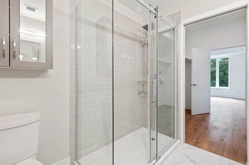 Cara Membersihkan Partisi Kaca di Area Shower 