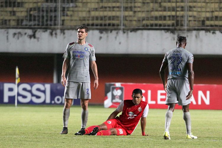 Pemain Persija Jakarta Taufik HidayatPersib Bandung saat final Piala Menpora 2021 leg pertama yang berakhir dengan skor 2-0 di Stadion Maguwoharjo Sleman, Kamis (22/04/2021) malam. 