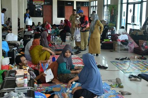 Pelayaran Ditutup Imbas Cuaca Ekstrem, Penumpang Tujuan Kepulauan Menumpuk di Pelabuhan Kalianget Sumenep