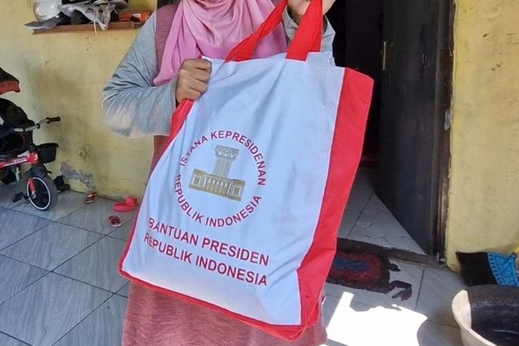 Warga Tambaklorok, Kota Semarang, menerima bantuan sosial dari Presiden Jokowi saat kunjungan kerja di proyek tanggul rob, Senin (17/6/2024).