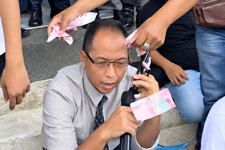 Kepala Dinkes Pamekasan Ditaburi Uang, Usai 2 Jenazah Diduga Tertahan karena Belum Bayar Ambulans