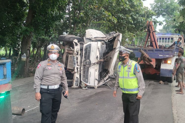 Petugas melakukan evakuasi kendaraan yang terlibat kecelakaan tabrakan beruntun di Jalan Raya Desa Girik, Kecamatan Ngimbang, Lamongan, Jawa Timur, Selasa (4/10/2022).