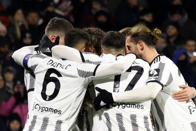 Striker Serbia, Dusan Vlahovic, saat berselbrasi bersama rekan setimnya usai mencetak gol pertama Juventus melawan Salernitana pada pekan ke-21 Liga Italia. Laga Salernitana vs Juventus digelar di Stadion Arechi pada Rabu (8/2/2023). (Foto dari Francesco Pecoraro/Getty Images) (Foto dari Francesco Pecoraro / GETTY IMAGES EUROPE / Getty Images via AFP)