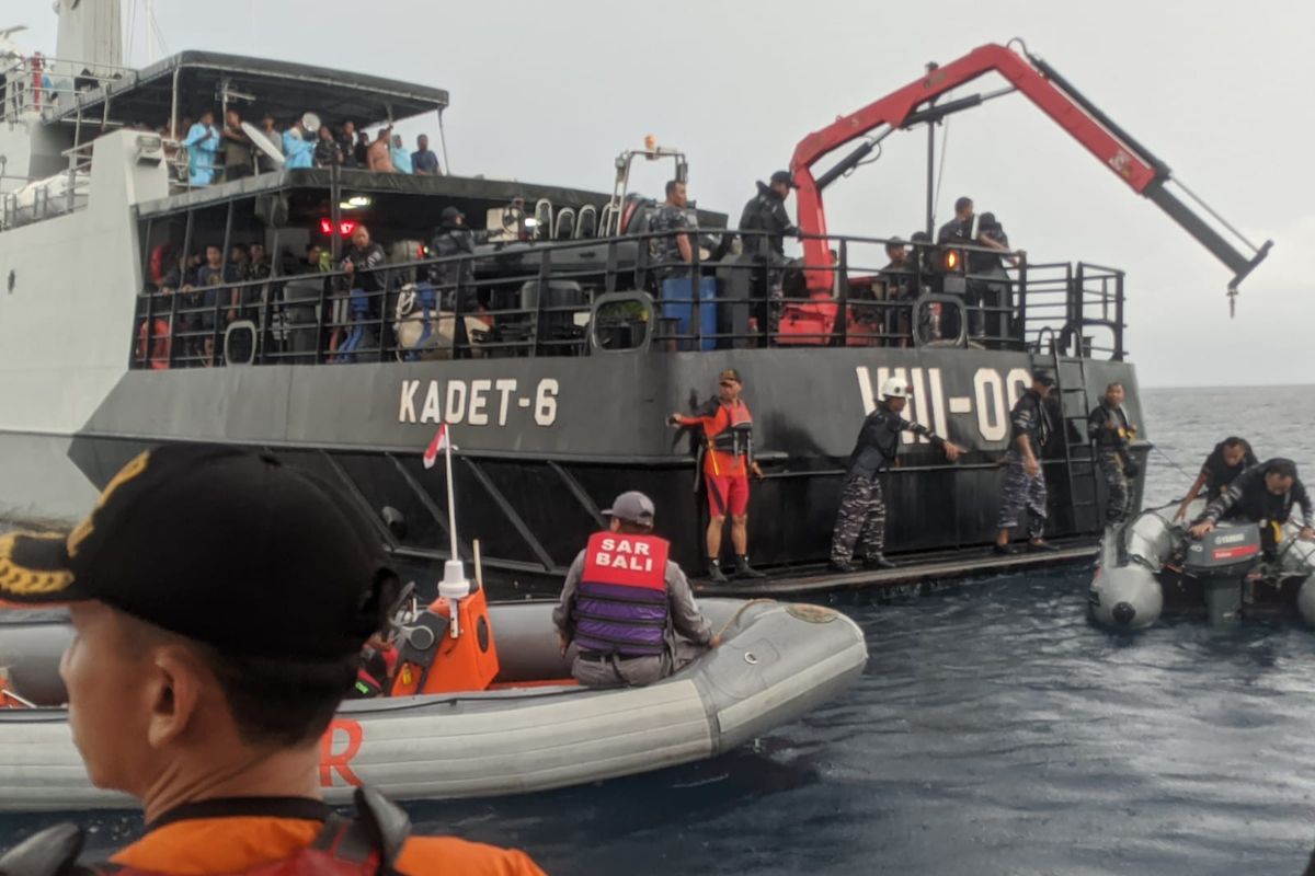 Tim SAR gabungan saat berupaya melakukan evakuasi penumpang dari KMP Mutiara Timur 1 yang mengalami kebakaran di perairan utara Karangasem, Bali, pada Rabu (16/11/2022). /Dok. Humas Basarnas Bali