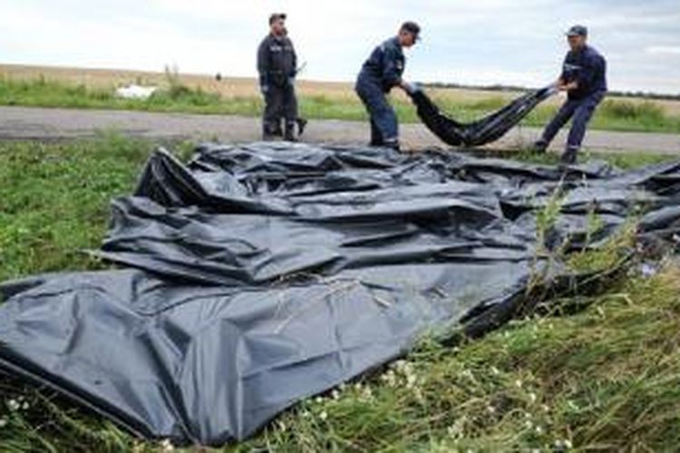Jenazah penumpang MH17 dievakuasi oleh pemberontak