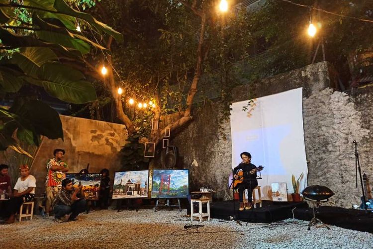 Penampilan akustik pada bedah lukisan Sunyi Bunyi di Cafe 26, Kelurahan Karawang Kulon, Karawang Barat, Karawang, Minggu (9/10/2020) malam.