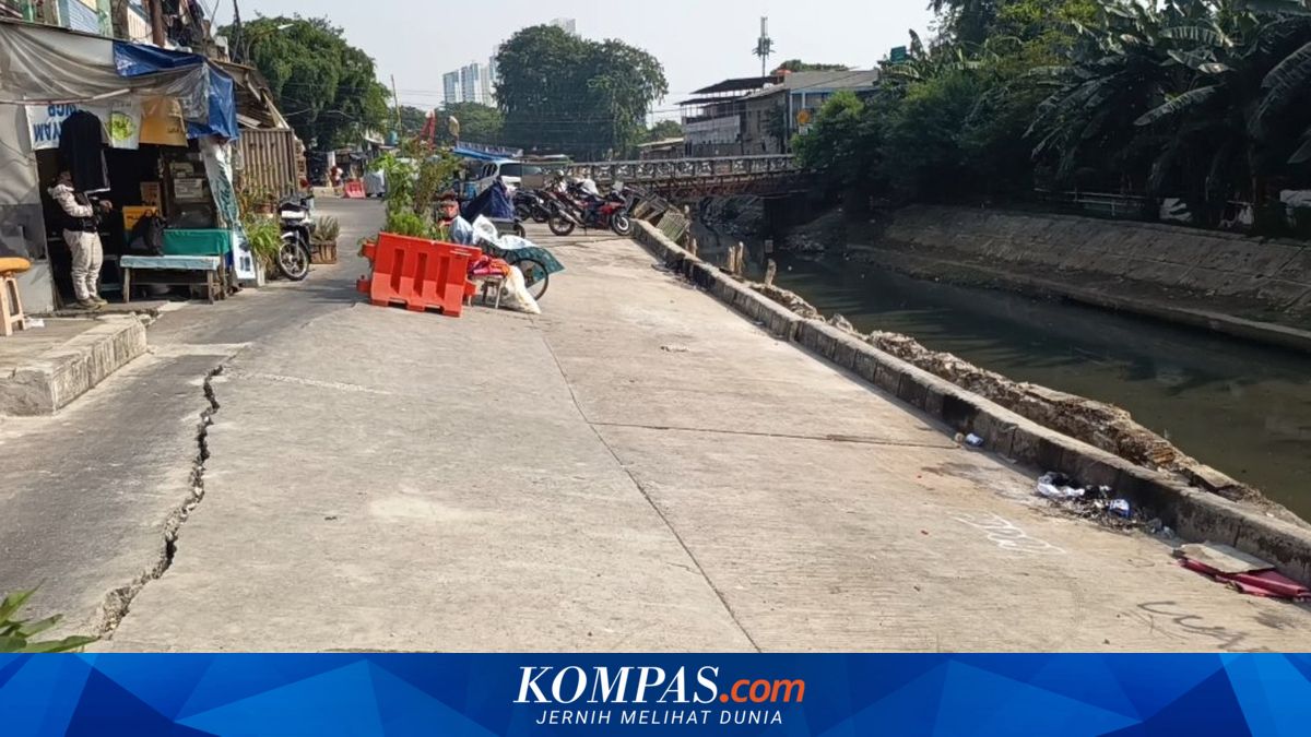 5 Rumah Retak karena Jalan Ambles di Jaktim, Warga: Ngeri Lagi Tidur Ambruk
