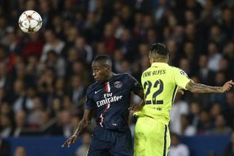 Bek Barcelona, Dani Alves (kanan), berebut bola dengan gelandang Paris Saint-Germain, Blaise Matuidi, pada pertandingan Liga Champions, di Parc des Princes, Selasa (30/9/2014). Barcelona kalah 2-3 pada laga itu.