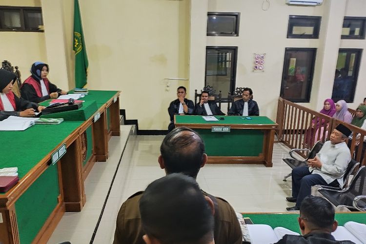 Pelawak Nurul Qomar menjalani sidang putusan dugaan pemalsuan dokumen di Pengadilan Negeri Brebes, Jawa Tengah, Senin (11/11/2019)