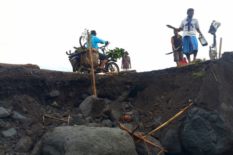 Warga perbaiki jalan rusak akibat diterjang banjir lahar Gunung Semeru