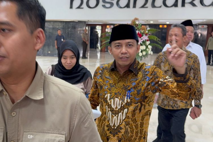 Ditanya Isi Amplop dari Bupati Kuansing Hilang 2.000 SGD, Raja Juli Malah Berlari ke Mobilnya