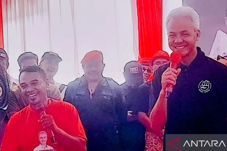 Calon presiden nomor urut tiga Ganjar Pranowo (kanan) tersenyum saat berdialog dengan nelayan pemilik kapal berukuran 78 GT Amiruddin (kiri) di Tempat Pelelangan Ikan (TPI) Karangsong, Indramayu, Jawa Barat, Sabtu (23/12/2023). ANTARA/Abdu Faisal.