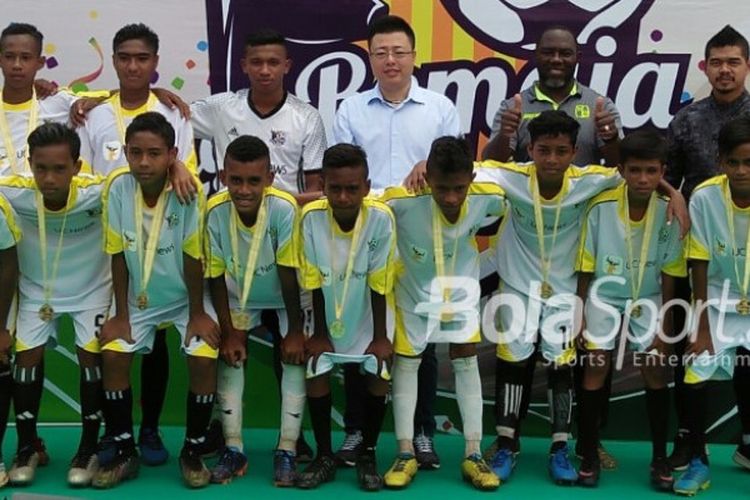 Jacksen F Tiago, Bambang Pamungkas, dan Rifad Marasabessy berpose bersama 11 pemain terpilih Liga Remaja UC News di Lapangan Soemantri Brodjonegoro, Kuningan, Jakarta Selatan, Jumat (8/12/2017) siang WIB.