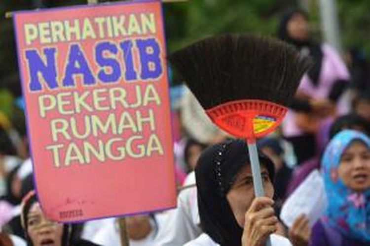 Unjuk rasa pekerja rumah tangga memperingati Hari Perempuan Internasional di Jakarta, Minggu (8/3/2015). Dalam aksinya, mereka menuntut pemerintah dan DPR untuk segera mengesahkan RUU PRT, serta memberikan jaminan perlindungan, upah layak, dan kesejahteraan.