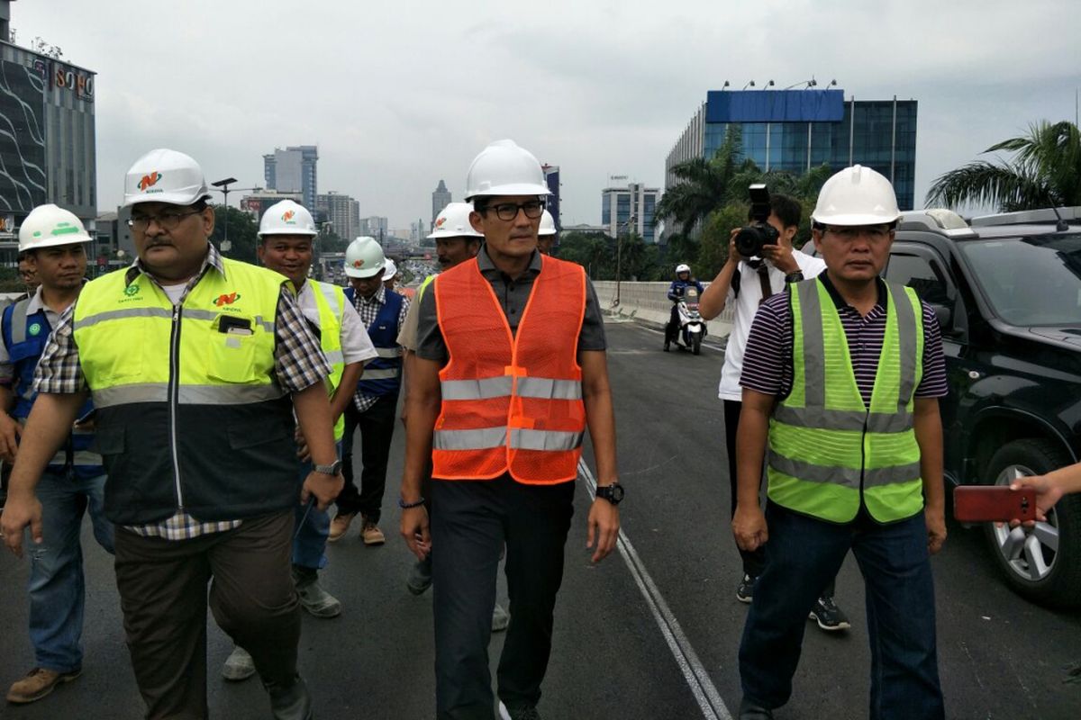 Wakil Gubernur DKI Jakarta Sandiaga Uno saat meninjau proyek pembangunan flyover Pancoran, Sabtu (30/12/2017). 