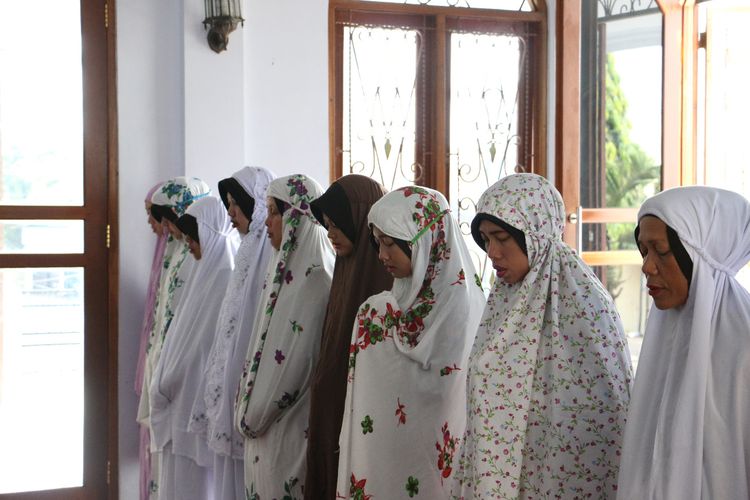 Anggota Polwan melaksanakan shalat ghaib di Masjid Assaraa Mapolres Kebumen, Sabtu (2/6/2019).