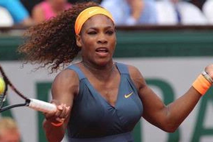 Petenis Amerika Serikat, Serena Williams, mengembalikan bola Maria Sharapova dari Rusia, pada laga final French Open, Sabtu (8/6/2013).