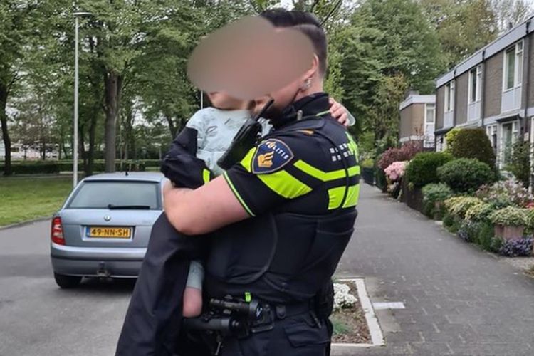 Seorang anak laki-laki berusia empat tahun dilaporkan membawa mobil ibunya untuk berkendara di Belanda.
