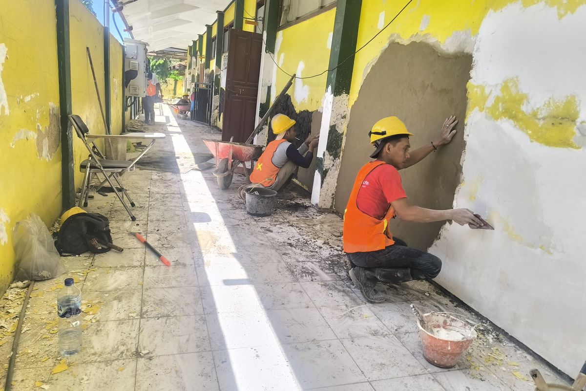 Sejumlah pekerja mulai melakukan perbaikan gedung untuk sekolah rakyat di gedung Eks Akper Pamekasan, Jumat (11/7/2025)