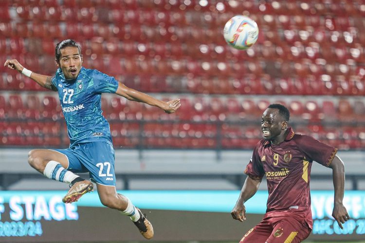 Pemain PSM Makassar Donal Bissa duel dengan pemain Yangon United saat kualifikasi Piala AFC 2023/2024 yang berakhir dengan skor 4-0 di Stadion Kapten I Wayan Dipta Gianyar, Rabu (23/8/2023) malam.