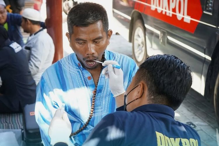 Tim Kedokteran dan Kesehatan (Dokkes) Polda Jawa Timur mulai mengumpulkan DNA dari keluarga korban reruntuhan mushala Pondok Pesantren (Ponpes) Al Khoziny, Buduran, Sidoarjo, Jawa Timur, Kamis (2/10/2025)