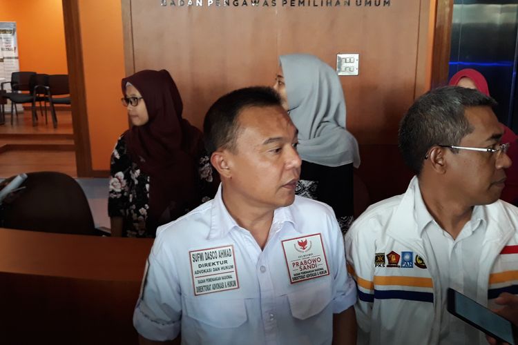 Direktur Hukum dan Advokasi Badan Pemenangan Nasional (BPN) Prabowo Subianto-Sandiaga Uno, Sufmi Dasco Ahmad, melaporkan Komisi Pemilihan Umum (KPU) dan sejumlah lembaga survei ke Badan Pengawas Pemilu (Bawaslu), Jumat (3/5/2019).