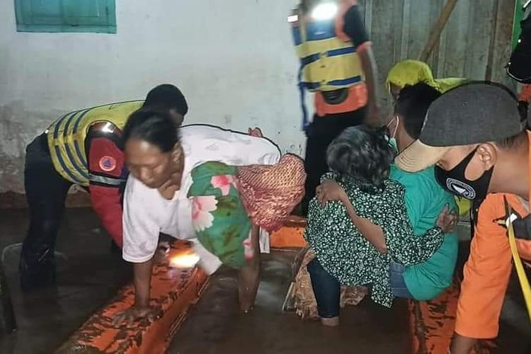 Petugas BPBD Jember saat mengevakuasi korban banjir Jember pada Jumat (29/1/2021)