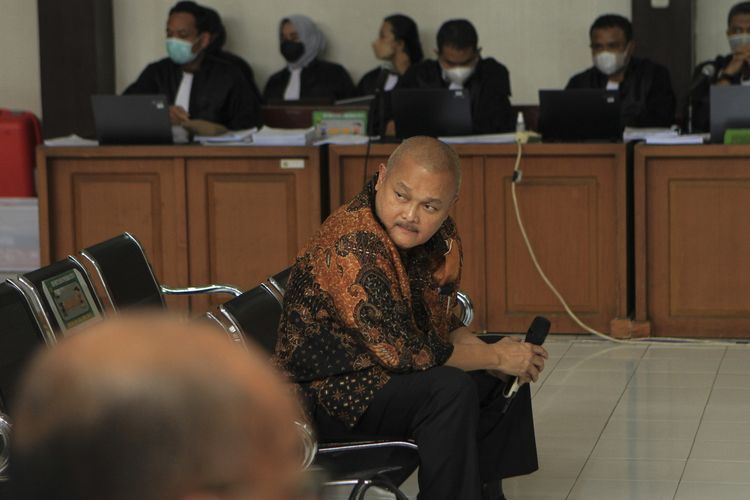 Mantan Gubernur Sumsel Alex Noerdin, saat dihadirkan sebagai saksi dan terdakwa dalam sidang yang berlangsung di Pengadilan Negeri Palembang, Selasa (17/5/2022). Dalam sidang itu, Alex dimintai keterangan terkait kasus pembelian gas bumi oleh Perusahaan Daerah Pertambangan dan Energi (PDPDE) serta kasus Tindak Pidana Pencucian Uang (TPPU) PDPDE.