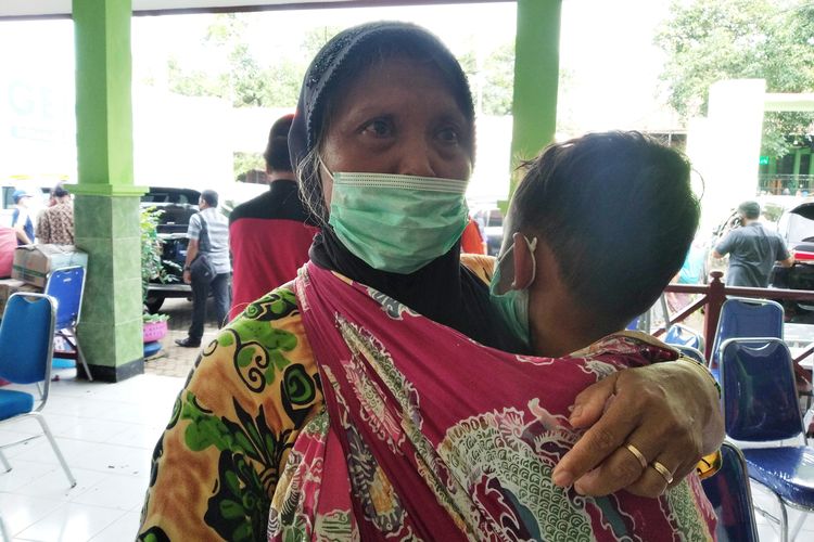 Yatemi (52), keluarga korban longsor di Dusun Selopuro Ngetos Nganjuk, Senin (15/2/2021).