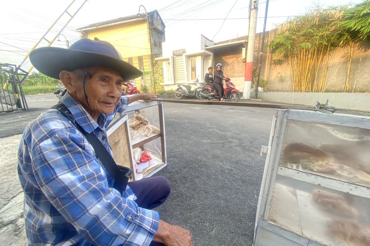Usia 86 Tahun, Abah Makmun Jualan Roti Keliling demi Menyambung Hidup di Sukabumi