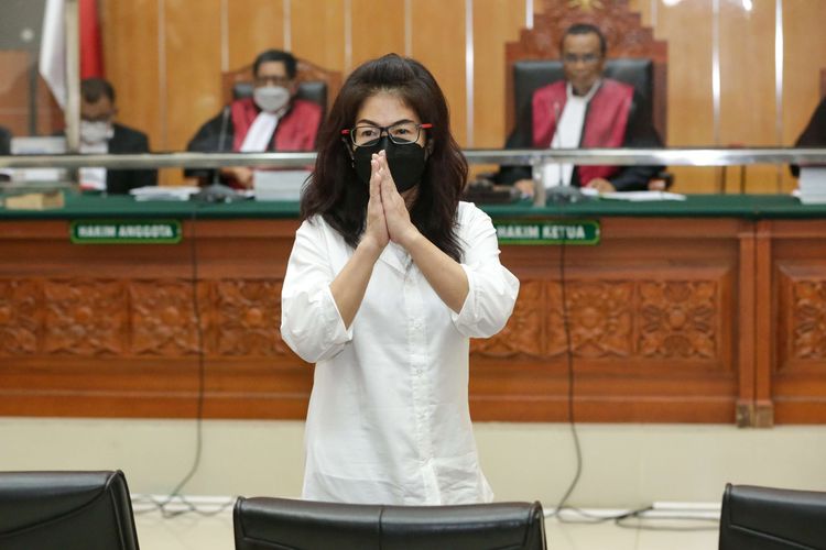 Terdakwa Linda Pujiastuti alias Anita Cepu menjalani sidang tuntutan kasus peredaran narkoba jenis sabu di Pengadilan Negeri Jakarta Barat, Senin (27/3/2023). Jaksa penuntut umum (JPU) menuntut hukuman 18 tahun penjara dan denda sebesar Rp 2 miliar terkait kasus sabu Teddy Minahasa.