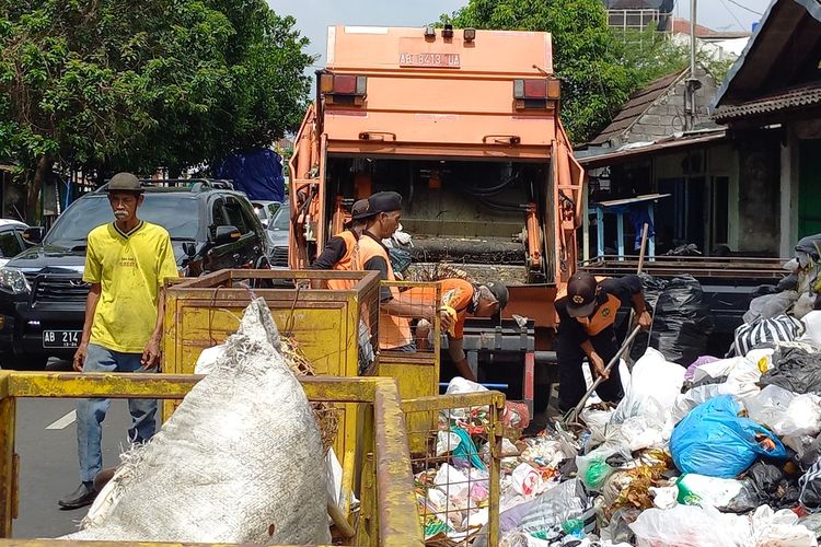 Sampah di TPS Hayam Wuruk, Kota Yogyakarta, mulai diangkut dengan truk-truk sampah, Kamis (12/5/2022)