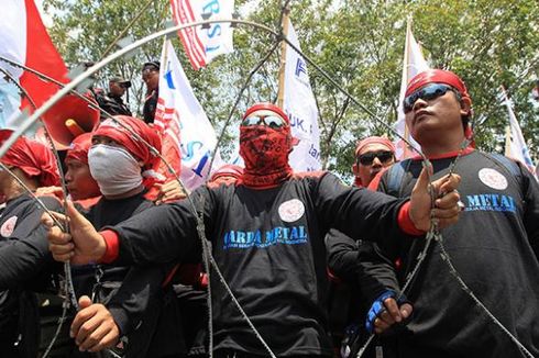 Demo Buruh, Dua Anggota LBH Dipukul dan Diseret Polisi