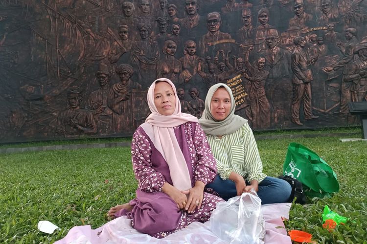 Marfuah (50) dan anaknya, wisatawan di Taman Mini Indonesia Indah, Jakarta Timur, Minggu (23/4/2023).