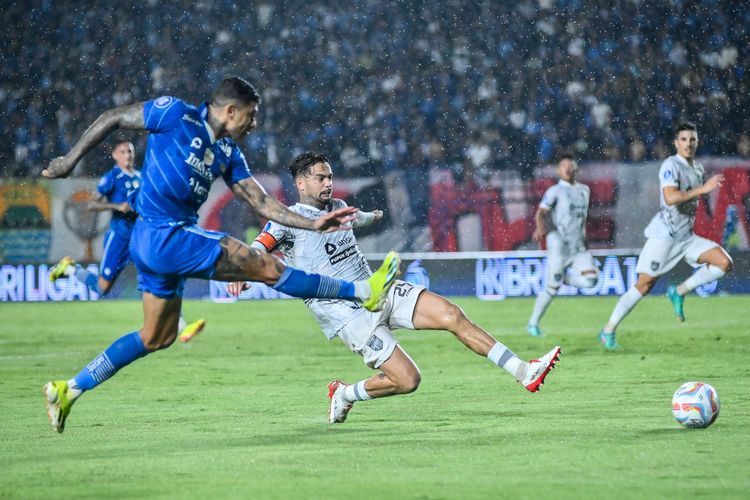 Diego Michiels mencoba mengadang bola yang dikirim Ciro Alves dalam pertandingan pekan ke-33 Liga 1 2023-2024 antara Persib vs Borneo FC, Kamis (25/4/2024) di Stadion Si Jalak Harupat, Soreang, Kabupaten Bandung. 