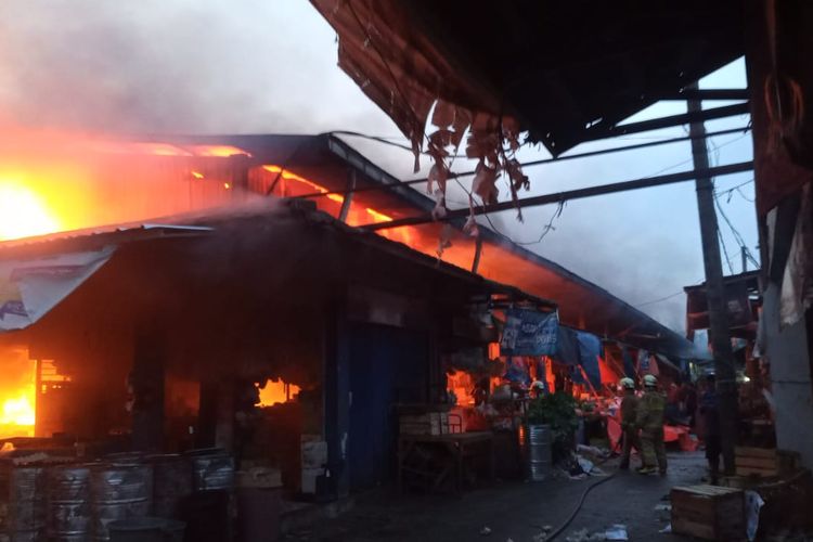Kebakaran melanda 22 kios di Pasar Sentiong, Kecamatan Balaraja, Kabupaten Tangerang pada Sabtu (24/9/2022) pagi. Sebanyak enam unit dan 38 personel diterjunkan untuk pemadaman. Api dapat dipadamkan pukul 08.30 WIB.