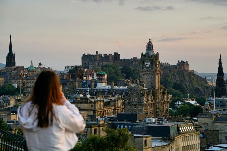 Ilustrasi Edinburgh di Skotlandia.
