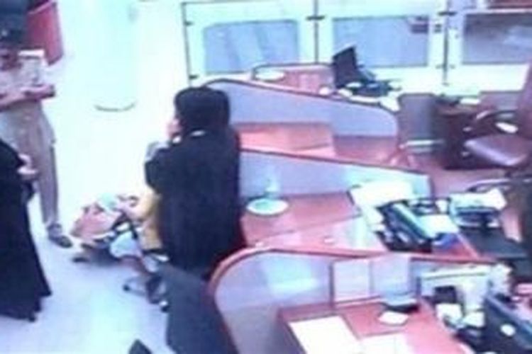 Dalam rekaman ini terlihat seorang polisi tengah bernegosiasi dengan perempuan Uzbekistan (kanan) yang mengancam akan meledakkan kantor kejaksaan Dubai, di bawah pengawasan seorang pengacara perempuan (kiri).