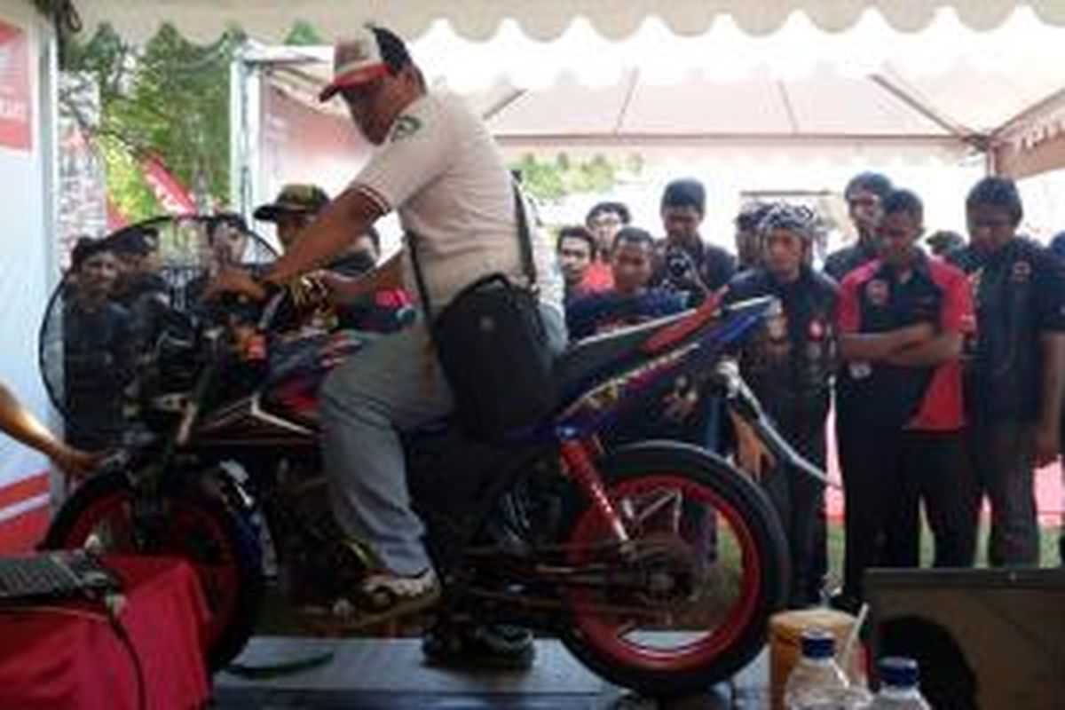 Dyno test dilakukan Honda untuk membuktikan kepada konsumen performa sepeda motor sport.