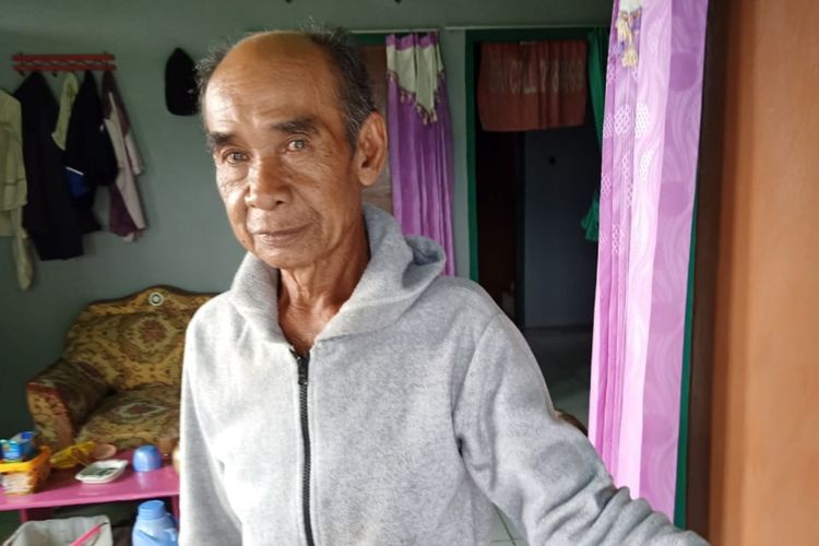 Misran (70) nelayan Muara Angke Jakarta yang terpaksa harus mudik ke Sumedang karena pandemi Covid-19. Ia mengaku bingung mau kerja apa untuk menghidupi anaknya yang ODGJ. 