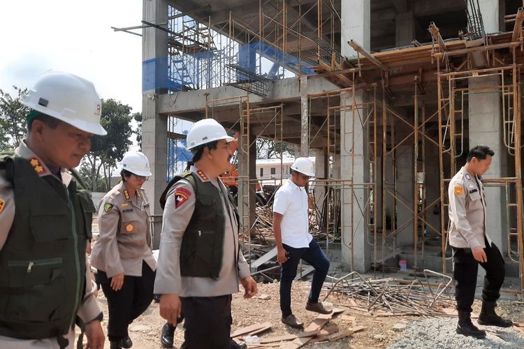 Wakapolri Komjen Pol Agus Andrianto mengecek pembangunan Rumah Sakit Bhayangkara di Desa Jagong, Kecamatan Kunduran, Kabupaten Blora, Jawa Tengah, Selasa (25/7/2023)