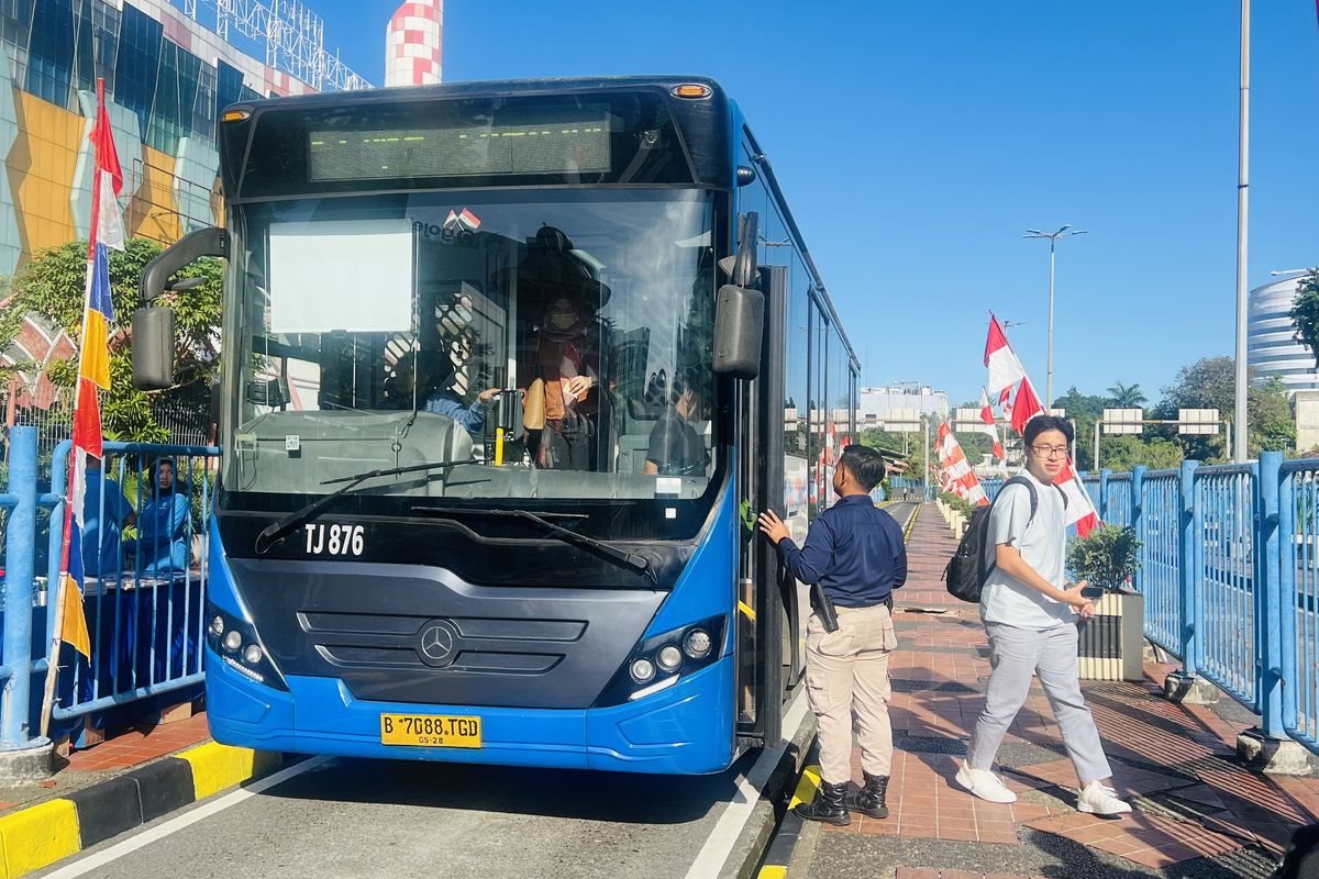 Rute baru Transjabodetabek S61 yang menghubungkan Blok M, Jakarta Selatan dengan Alam Sutera, Tangerang Selatan, resmi dioperasikan pada Kamis (24/4/2025). 