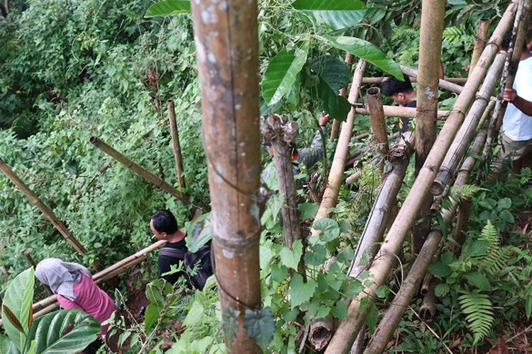Pengaman bambu yang ada di jalur trekking Air Terjun Tumpak Sewu di Desa Sidomulyo, Kecamatan Pronojiwo, Kabupaten Lumajang, Jawa Timur, Minggu (9/4/2017). Wisatawan bisa mencoba trekking ke dasar Air Terjun Tumpak Sewu.