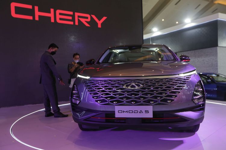 Chery Omoda 5 dipamerkan di ajang Indonesia International Motor Show (IIMS) 2023 di JIExpo, Kemayoran, Jakarta Pusat, Kamis (16/2/2023). Omoda 5 hadir dalam tiga varian yang masing-masing dibekali mesin berkubikasi 1.500 cc turbo.