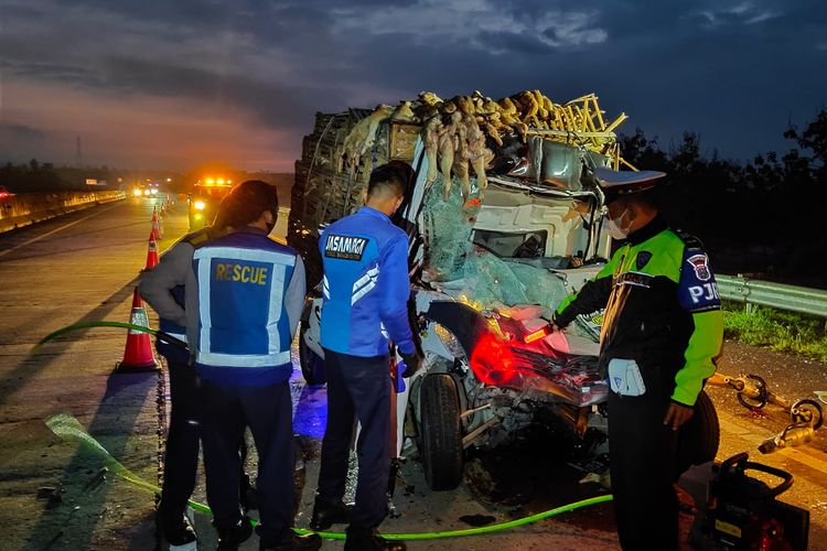  RUSAK--Mobil pick up pengangkut bebek menabrak truk kontainer di ruas tol Madiun-Surabaya KM 633.300, Rabu (11/5/2022) dalam kondisi rusak parah bagian depannya. Akibat kecelakaan itu tiga orang meninggal dunia dan satu luka berat. 