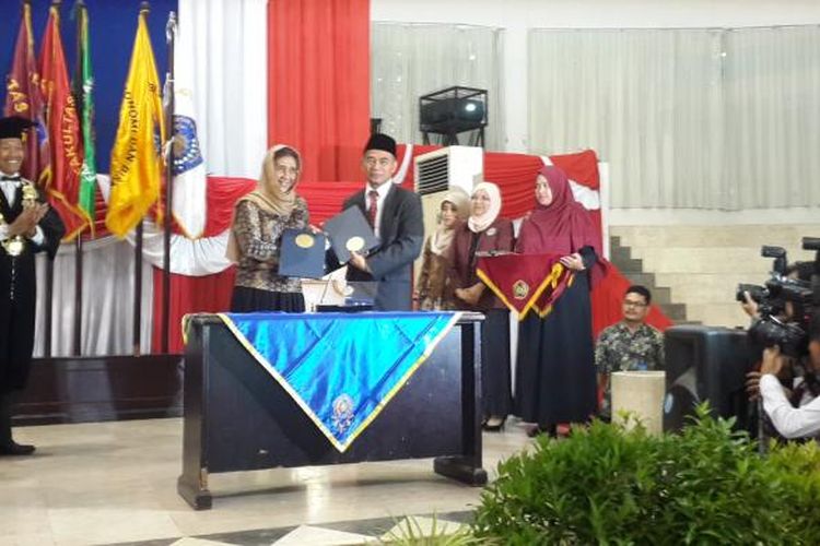 Menteri Pendidikan dan Kebudayaan Muhadjir Effendy bersama Menteri Kelautan dan Perikanan Susi Pudjiastuti saat menghadiri Wisuda Periode 1 2017 Universitas Muhammadiyah Malang, Sabtu (25/2/2017)